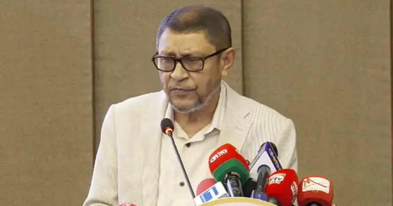 কথা বলছেন স্বাস্থ্যমন্ত্রী